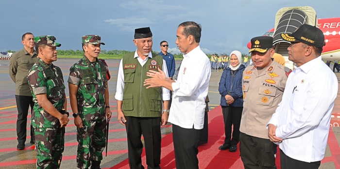 Pangdam I/BB Sambut dan Dampingi Presiden Jokowi Tinjau Lokasi Bencana Sumbar