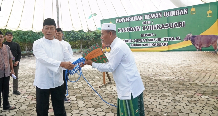 Pangdam Kasuari Serahkan Hewan Qurban Sebagai Wujud Pengorbanan Dan Keikhlasan