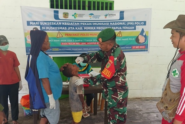 Peran Aktif Babinsa Koramil Agimuga Dampingi Pelayanan Pekan Imunisasi Nasional (PIN) Polio di Desa Binaan