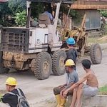 Perbaikan Jalan di Desa Pinang Dame oleh PT.SKL Simpang Kanan