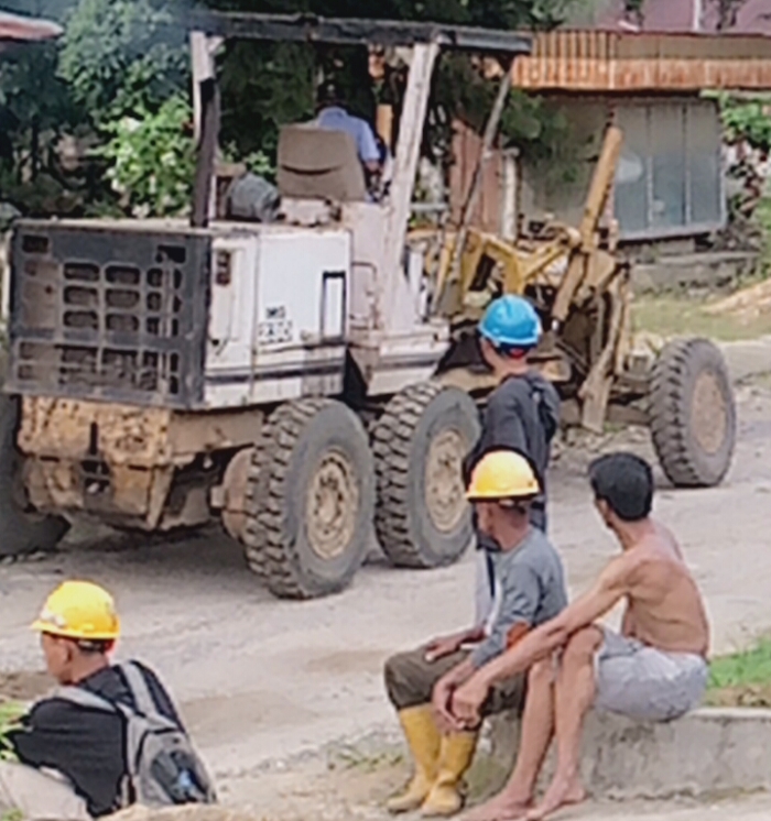 Perbaikan Jalan di Desa Pinang Dame oleh PT.SKL Simpang Kanan