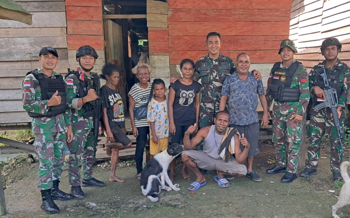 Jalin Tali Silaturahmi Dengan Masyarakat, Satgas Yonif 122/TS Berikan Bingkisan Kepada Masyarakat Kampung Uskuar