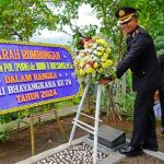 Peringati HUT Bhayangkara Ke-78,Polres Tasikmalaya Kota  Tabur Bunga  dan Ziarah Makam Purnawirawan Polri