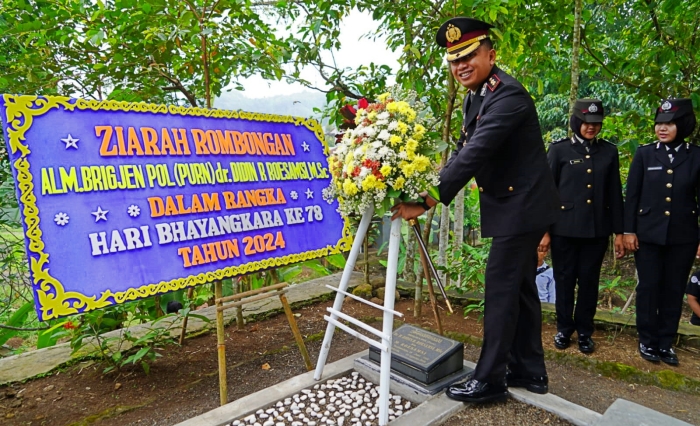 Peringati HUT Bhayangkara Ke-78,Polres Tasikmalaya Kota  Tabur Bunga  dan Ziarah Makam Purnawirawan Polri