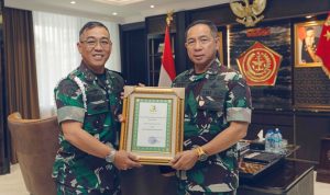 Panglima TNI Terima Pin Gajah Mada, Sebagai Simbol Warga Kehormatan Puspomad
