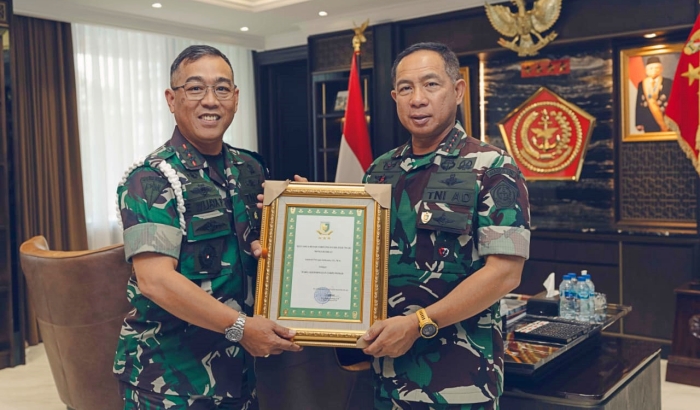 Panglima TNI Terima Pin Gajah Mada, Sebagai Simbol Warga Kehormatan Puspomad