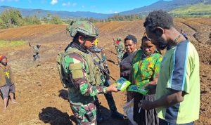 Prajurit Habema Bagikan Bibit Tanaman Gratis Disambut Gembira Para Petani Wako