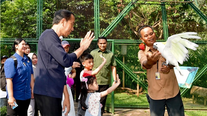 Edukasi Keberagaman Budaya Indonesia, Presiden Jokowi dan Ibu Iriana Ajak Cucu ke TMII