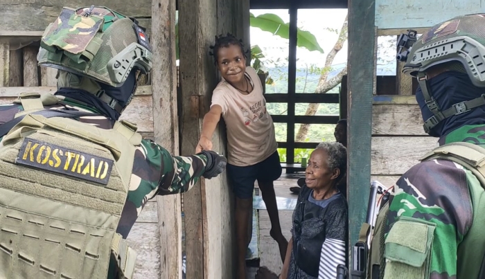 Habema Soldiers House to House Social Communication Welcomed Happily by Ginid Residents