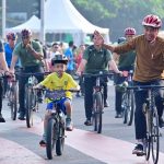 PEDULI KESEHATAN: Olahraga Minggu Pagi, Presiden Jokowi dan Ibu Iriana Ajak Jan Ethes Bersepeda di Kawasan Sudirman-Thamrin