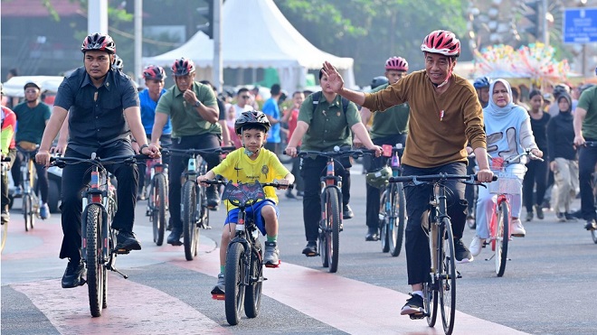 PEDULI KESEHATAN: Olahraga Minggu Pagi, Presiden Jokowi dan Ibu Iriana Ajak Jan Ethes Bersepeda di Kawasan Sudirman-Thamrin