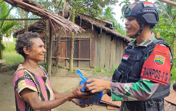 Satgas Yonif 122/TS Laksanakan Anjangsana di Kampung Binaan dan Beli Kerajinan Tangan Tradisional Serta Bagikan Sembako