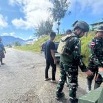 Inisiatif Prajurit Habema Tolong Tarik Mobil Warga Terperosok di Mamba