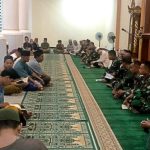 Dekatkan Diri Dengan Warga, Satgas Yonif 125/SMB Hadiri Yasinan di Masjid Al-Anshar