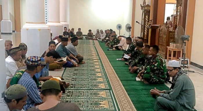 Dekatkan Diri Dengan Warga, Satgas Yonif 125/SMB Hadiri Yasinan di Masjid Al-Anshar