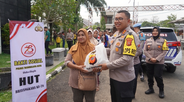 Sambut Hari Bhayangkara, Polres Tasikmalaya Kota Bagikan Paket Sembako dan Pemeriksaan Kesehatan Gratis Untuk Warga Sekitar Aspol Bojong