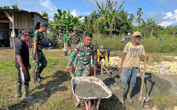 Satgas Yonif 122/TS Bersama Warga Laksanakan Karya Bhakti Bangun Masjid di Perbatasan Papua