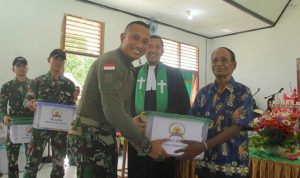 Menjelang Purna Tugas, Satgas Yonif 623 Ibadah Bersama Masyarakat Bagikan Alkitab dan Sembako