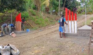 Satgas Yonif 122/TS Pos Kalilapar Bangun Gapura Merah Putih di Kampung Sach Perbatasan Papua