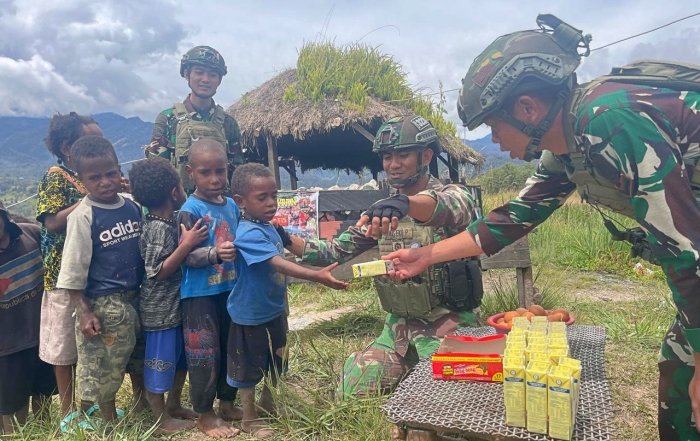 Tingkatkan Kualitas Gizi anak Papua, Satgas Yonif 323 Bagikan Susu dan Telur