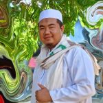 Oleh: Ustadz Ruyatman Permana Al-Bantani (Mudirul Ma'had Ponpes Salafi Riyadhoh Kalam Syifa Banten) 083819339450 SALAH satu cara untuk meningkatkan ketaqwaan dan rasa kehambaan kita kepada Allah subhanahu wata’ala adalah dengan saling menganjurkan untuk bekerja mencari nafkah. Dengan bekerja mendapatkan rejeki untuk keluarga, sifat tamak kita pada pemberian orang lain, dan minta dibelaskasihi oleh orang lain, dapat menjadi berkurang. “Berkurang” dalam hal ini bukan berarti kita tidak membutuhkan uluran dan bantuan sesama, sehingga kita layaknya manusia yang dikuasai oleh ego diri. Tidak demikian. Kita sebagai seorang individu, tidak akan pernah hidup sendiri. Kita senantiasa tetap membutuhkan uluran pertolongan dan kerjasama dari sejawat kita, saudara kita, teman kita, dan lain sebagainya. Sebagaimana ini diteladankan oleh Nabi Muhammad shallallahu ‘alaihi wasallam, saat beliau hendak melakukan dan memulai dakwah di masyarakat, beliau pertama kalinya mencari sahabat. Sahabat untuk berbagi suka dan duka dan saling mendukung demi tegaknya kalimat Allah SWT di muka bumi. Dengan bekerja, hati kita menjadi tenang. Pikiran kita menjadi tenang. Tenang karena tidak diliputi oleh pernik rintangan keduniaan yang mencegah seorang hamba dari melakukan penghambaan atau ubudiyah kepada Allah subhanahu wata’ala. Beliau Rasulullah shallallahu ‘alaihi wasallam bersabda dalam sebuah hadits yang diriwayatkan oleh sahabat Anas ibn Malik radliyallahu ‘anhu :"Hampir-hampir, penyakit hasud iri hati mengalahkan derajat/pangkat yang dimiliki seseorang. Dan hampir - hampir, kefakiran menghantarkan pada kekufuran.” Kekufuran merupakan buah dari terhijabnya seseorang dari menghamba kepada Allah disebabkan mementingkan kehidupan duniawi. Seolah dunia bagaikan tuhan yang kedua baginya. Itulah sebabnya disebutkan sebagai “hampir-hampir” oleh Rasulullah shallallahu ‘alaihi wasallam. Untungnya, ada kejadian dunia yang tidak mampu ditahan oleh seorang hamba. Penyakit, menurunnya daya penglihatan, pendengaran, kekuatan, adalah bagian dari dunia yang tidak mampu dihalangi oleh seorang hamba. Sehingga karenanya, Allah subhanahu wata’ala tetap menjadi yang paling utama dan diutamakan dalam penghambaan. Dalam sebuah hadits yang diriwayatkan oleh Ibnu Muflih daam Kitab al-Adab al-Syar’iyyah, dan disandarkan pada sahabat Abu Hurairah radliyallahu ‘anhu, Rasulullah shllallahu ‘alaihi wasallam bersabda : “Barangsiapa mencari kehidupan dunia dengan jalan halal, karena niat menjaga kehormatannya dari suatu masalah, dan niat usaha menafkahi keluarganya, menyantuni tetangganya yang kekurangan, maka kelak ia akan datang di hari kiamat dengan wajah bagaikan bulan di malam purnama. Dan barangsiapa mencari dunia dengan jalan halal, namun karena niat menumpuk-numpuknya, maka kelak ia akan bertemu dengan Allah dengan kondisi dibenci oleh-Nya.” Dalam hadits, Rasulullah shallallahu ‘alaihi wasallam menganjurkan bagi orang yang bekerja, yaitu agar kita meniatkan diri untuk mencari rezeki yang halal. Meski demikian, kita tidak boleh lupa agar memperbaiki niat bahwa kerjanya tersebut adalah semata untuk menjaga kehormatan diri dan agamanya, menafkahi keluarganya dari hasil kerja yang baik, serta tidak lupa untuk berderma kepada sesama. Ini semua berlaku untuk rezeki yang halal. Masih ada ancaman, yaitu bahwa bagi seseorang yang bekerja hanya karena niat menumpuk harta, maka kelak akan bertemu dengan Allah subhanahu wata’ala dengan kondisi dibenci. Barangsiapa dibenci Allah subhanahu wata’ala, maka sudah pasti neraka tempatnya kembali. Alkisah, Nabi Dawud alaihissalam suatu ketika pergi meninggalkan kerajaannya. Kemudian, salah satu dari pelayannya, yang dengan setia mendampinginya, ditanya mengenai kisah perjalanan beliau itu. “Wahai pemuda , Bagaimana pendapatmu tentang Dawud?” Lantas orang yang dipanggil pemuda itu menjawab: "Sebaik-baik hamba. Dia memiliki sebuah pekerti yang belum pernah diketahui selama ini.” Orang itu lalu bertanya: "Apa itu?” Pemuda itu menjawab: “Suatu ketika, ia memakan harta dari baitu al-mal-nya kaum muslimin. Karena sebagai raja, ia boleh mendapatkan gaji darinya. Namun, ketika itu ia menerima wahyu bahwa ‘betapa Allah subhanahu wata’ala mencintai seorang hamba yang makan dari hasil jerih payahnya sendiri, dari buah tangannya sendiri. Selepas menerima wahyu itu, beliau bersegera beranjak menuju mihrab tempat ia bersujud, sambil menangis tersedu, sambil merenung dan berdoa kepada Allah subhanahu wata’ala: “Wahai Tuhanku, Ajarkanlah kepadaku sebuah pekerti yang bisa aku kerjakan dengan tanganku dan mampu menghindarikan aku dari harta baitu al-malnya kaum muslimin!” “Lantas doa Nabiyullah Dawud alaihissalam dikabulkan oleh Allah subhanahu wata’ala. Allah subhanahu wata’ala mengilhamkan kepadanya untuk membikin baju besi dan menundukkan besi. Bahkan, di tangannya, besi yang keras dapat menjadi bubur yang siap dibentuk sesuai keinginannya. Sejak saat itu, setiap kali ia selesai melaksanakan tugas-tugas pemerintahannya, ia bekerja membikin baju besi, lalu dijualnya ke pasar. hasilnya , ia pergunakan untuk menghidupi dirinya dan keluarganya.” Kisah Dawud ini kemudian diabadikan oleh Allah subhanahu wata’ala di dalam Al-Qur’an al-Karim, Surat al-Saba ayat 10-11. Allah subhanahu wata’ala berfirman : “Dan sungguh, telah Kami berikan kepada Dawud karunia dari Kami. Kami berfirman : ‘Wahai gunung - gunung dan burung-burung . Bertasbihlah berulang-ulang bersama Dawud,’ dan Kami telah melunakkan besi untuknya.” “Yaitu buatlah baju besi yang besar-besar dan ukurlah anyamannya; dan kerjakanlah kebajikan. Sungguh, Aku Maha Melihat apa yang kamu kerjakan.” Di dalam Al-Qur’an Surat al-Anbiya’ ayat 80, "Allah subhanahu wata’ala juga mengisahkan tentang pekerjaan Nabi Dawud ‘alaihi al-salam, dengan firman-Nya: “Dan Kami ajarkan pula kepada Dawud cara membuat baju besi untukmu, guna melindungi kamu dalam peperangan. Sudahkah kamu bersyukur kepada Allah?” Gambaran dari kisah ini, menjadi penjelas bagi tema kultum Subuh ini, yaitu hendaknya kita berburu rezeki yang halal.Jangan hanya yang halal, tapi yang lebih menyelamatkan. Jangan sekadar yang menyelamatkan, tapi juga harus yang membawa manfaat, untuk diri, keluarga, dan masyarakat. Apalah artinya rezeki yang halal, jika tidak menyelamatkan diri kita, di dunia dan akhirat! Apalah artinya rezeki yang halal, jika tidak mampu membawa manfaat! Sungguh, sebaik-baik diri seorang hamba adalah yang paling bermanfaat buat manusia lainnya!Sebaik-baik hamba di sisi Allah, adalah yang paling bermanfaat buat sesamanya. Demikian itu merupakan teladan dari Nabi Muhammad SAW. Maka sebagai umatnya, hendaknya kita meneladani kisah-kisah mulia di atas, supaya kita tercatat sebagai sebaik- baik hamba. Semoga bermanfaat dan membawa berkah bagi kita semua, serta bisa menjadi penyebab kita untuk meningkatkan ibadah, ketaqwaan, keimanan, dan menjauhi segala larangan. Wa billahit taufik wal hidayah.