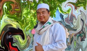 Oleh: Ustadz Ruyatman Permana Al-Bantani (Mudirul Ma'had Ponpes Salafi Riyadhoh Kalam Syifa Banten) 083819339450 SALAH satu cara untuk meningkatkan ketaqwaan dan rasa kehambaan kita kepada Allah subhanahu wata’ala adalah dengan saling menganjurkan untuk bekerja mencari nafkah. Dengan bekerja mendapatkan rejeki untuk keluarga, sifat tamak kita pada pemberian orang lain, dan minta dibelaskasihi oleh orang lain, dapat menjadi berkurang. “Berkurang” dalam hal ini bukan berarti kita tidak membutuhkan uluran dan bantuan sesama, sehingga kita layaknya manusia yang dikuasai oleh ego diri. Tidak demikian. Kita sebagai seorang individu, tidak akan pernah hidup sendiri. Kita senantiasa tetap membutuhkan uluran pertolongan dan kerjasama dari sejawat kita, saudara kita, teman kita, dan lain sebagainya. Sebagaimana ini diteladankan oleh Nabi Muhammad shallallahu ‘alaihi wasallam, saat beliau hendak melakukan dan memulai dakwah di masyarakat, beliau pertama kalinya mencari sahabat. Sahabat untuk berbagi suka dan duka dan saling mendukung demi tegaknya kalimat Allah SWT di muka bumi. Dengan bekerja, hati kita menjadi tenang. Pikiran kita menjadi tenang. Tenang karena tidak diliputi oleh pernik rintangan keduniaan yang mencegah seorang hamba dari melakukan penghambaan atau ubudiyah kepada Allah subhanahu wata’ala. Beliau Rasulullah shallallahu ‘alaihi wasallam bersabda dalam sebuah hadits yang diriwayatkan oleh sahabat Anas ibn Malik radliyallahu ‘anhu :"Hampir-hampir, penyakit hasud iri hati mengalahkan derajat/pangkat yang dimiliki seseorang. Dan hampir - hampir, kefakiran menghantarkan pada kekufuran.” Kekufuran merupakan buah dari terhijabnya seseorang dari menghamba kepada Allah disebabkan mementingkan kehidupan duniawi. Seolah dunia bagaikan tuhan yang kedua baginya. Itulah sebabnya disebutkan sebagai “hampir-hampir” oleh Rasulullah shallallahu ‘alaihi wasallam. Untungnya, ada kejadian dunia yang tidak mampu ditahan oleh seorang hamba. Penyakit, menurunnya daya penglihatan, pendengaran, kekuatan, adalah bagian dari dunia yang tidak mampu dihalangi oleh seorang hamba. Sehingga karenanya, Allah subhanahu wata’ala tetap menjadi yang paling utama dan diutamakan dalam penghambaan. Dalam sebuah hadits yang diriwayatkan oleh Ibnu Muflih daam Kitab al-Adab al-Syar’iyyah, dan disandarkan pada sahabat Abu Hurairah radliyallahu ‘anhu, Rasulullah shllallahu ‘alaihi wasallam bersabda : “Barangsiapa mencari kehidupan dunia dengan jalan halal, karena niat menjaga kehormatannya dari suatu masalah, dan niat usaha menafkahi keluarganya, menyantuni tetangganya yang kekurangan, maka kelak ia akan datang di hari kiamat dengan wajah bagaikan bulan di malam purnama. Dan barangsiapa mencari dunia dengan jalan halal, namun karena niat menumpuk-numpuknya, maka kelak ia akan bertemu dengan Allah dengan kondisi dibenci oleh-Nya.” Dalam hadits, Rasulullah shallallahu ‘alaihi wasallam menganjurkan bagi orang yang bekerja, yaitu agar kita meniatkan diri untuk mencari rezeki yang halal. Meski demikian, kita tidak boleh lupa agar memperbaiki niat bahwa kerjanya tersebut adalah semata untuk menjaga kehormatan diri dan agamanya, menafkahi keluarganya dari hasil kerja yang baik, serta tidak lupa untuk berderma kepada sesama. Ini semua berlaku untuk rezeki yang halal. Masih ada ancaman, yaitu bahwa bagi seseorang yang bekerja hanya karena niat menumpuk harta, maka kelak akan bertemu dengan Allah subhanahu wata’ala dengan kondisi dibenci. Barangsiapa dibenci Allah subhanahu wata’ala, maka sudah pasti neraka tempatnya kembali. Alkisah, Nabi Dawud alaihissalam suatu ketika pergi meninggalkan kerajaannya. Kemudian, salah satu dari pelayannya, yang dengan setia mendampinginya, ditanya mengenai kisah perjalanan beliau itu. “Wahai pemuda , Bagaimana pendapatmu tentang Dawud?” Lantas orang yang dipanggil pemuda itu menjawab: "Sebaik-baik hamba. Dia memiliki sebuah pekerti yang belum pernah diketahui selama ini.” Orang itu lalu bertanya: "Apa itu?” Pemuda itu menjawab: “Suatu ketika, ia memakan harta dari baitu al-mal-nya kaum muslimin. Karena sebagai raja, ia boleh mendapatkan gaji darinya. Namun, ketika itu ia menerima wahyu bahwa ‘betapa Allah subhanahu wata’ala mencintai seorang hamba yang makan dari hasil jerih payahnya sendiri, dari buah tangannya sendiri. Selepas menerima wahyu itu, beliau bersegera beranjak menuju mihrab tempat ia bersujud, sambil menangis tersedu, sambil merenung dan berdoa kepada Allah subhanahu wata’ala: “Wahai Tuhanku, Ajarkanlah kepadaku sebuah pekerti yang bisa aku kerjakan dengan tanganku dan mampu menghindarikan aku dari harta baitu al-malnya kaum muslimin!” “Lantas doa Nabiyullah Dawud alaihissalam dikabulkan oleh Allah subhanahu wata’ala. Allah subhanahu wata’ala mengilhamkan kepadanya untuk membikin baju besi dan menundukkan besi. Bahkan, di tangannya, besi yang keras dapat menjadi bubur yang siap dibentuk sesuai keinginannya. Sejak saat itu, setiap kali ia selesai melaksanakan tugas-tugas pemerintahannya, ia bekerja membikin baju besi, lalu dijualnya ke pasar. hasilnya , ia pergunakan untuk menghidupi dirinya dan keluarganya.” Kisah Dawud ini kemudian diabadikan oleh Allah subhanahu wata’ala di dalam Al-Qur’an al-Karim, Surat al-Saba ayat 10-11. Allah subhanahu wata’ala berfirman : “Dan sungguh, telah Kami berikan kepada Dawud karunia dari Kami. Kami berfirman : ‘Wahai gunung - gunung dan burung-burung . Bertasbihlah berulang-ulang bersama Dawud,’ dan Kami telah melunakkan besi untuknya.” “Yaitu buatlah baju besi yang besar-besar dan ukurlah anyamannya; dan kerjakanlah kebajikan. Sungguh, Aku Maha Melihat apa yang kamu kerjakan.” Di dalam Al-Qur’an Surat al-Anbiya’ ayat 80, "Allah subhanahu wata’ala juga mengisahkan tentang pekerjaan Nabi Dawud ‘alaihi al-salam, dengan firman-Nya: “Dan Kami ajarkan pula kepada Dawud cara membuat baju besi untukmu, guna melindungi kamu dalam peperangan. Sudahkah kamu bersyukur kepada Allah?” Gambaran dari kisah ini, menjadi penjelas bagi tema kultum Subuh ini, yaitu hendaknya kita berburu rezeki yang halal.Jangan hanya yang halal, tapi yang lebih menyelamatkan. Jangan sekadar yang menyelamatkan, tapi juga harus yang membawa manfaat, untuk diri, keluarga, dan masyarakat. Apalah artinya rezeki yang halal, jika tidak menyelamatkan diri kita, di dunia dan akhirat! Apalah artinya rezeki yang halal, jika tidak mampu membawa manfaat! Sungguh, sebaik-baik diri seorang hamba adalah yang paling bermanfaat buat manusia lainnya!Sebaik-baik hamba di sisi Allah, adalah yang paling bermanfaat buat sesamanya. Demikian itu merupakan teladan dari Nabi Muhammad SAW. Maka sebagai umatnya, hendaknya kita meneladani kisah-kisah mulia di atas, supaya kita tercatat sebagai sebaik- baik hamba. Semoga bermanfaat dan membawa berkah bagi kita semua, serta bisa menjadi penyebab kita untuk meningkatkan ibadah, ketaqwaan, keimanan, dan menjauhi segala larangan. Wa billahit taufik wal hidayah.