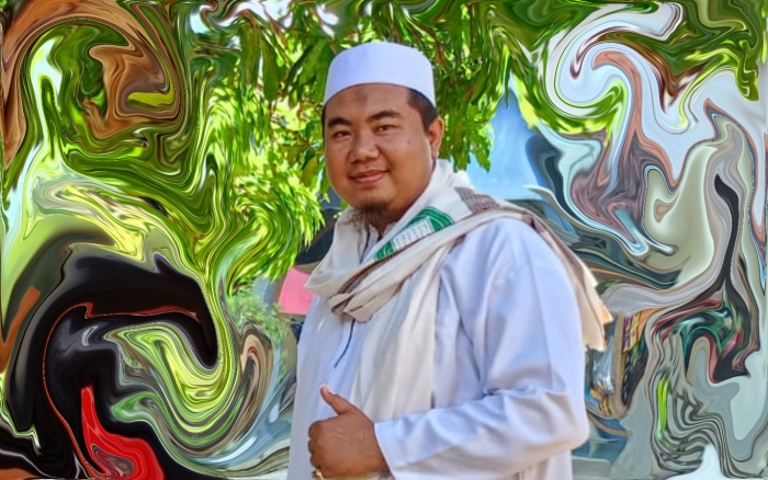 Oleh: Ustadz Ruyatman Permana Al-Bantani (Mudirul Ma'had Ponpes Salafi Riyadhoh Kalam Syifa Banten) 083819339450 SALAH satu cara untuk meningkatkan ketaqwaan dan rasa kehambaan kita kepada Allah subhanahu wata’ala adalah dengan saling menganjurkan untuk bekerja mencari nafkah. Dengan bekerja mendapatkan rejeki untuk keluarga, sifat tamak kita pada pemberian orang lain, dan minta dibelaskasihi oleh orang lain, dapat menjadi berkurang. “Berkurang” dalam hal ini bukan berarti kita tidak membutuhkan uluran dan bantuan sesama, sehingga kita layaknya manusia yang dikuasai oleh ego diri. Tidak demikian. Kita sebagai seorang individu, tidak akan pernah hidup sendiri. Kita senantiasa tetap membutuhkan uluran pertolongan dan kerjasama dari sejawat kita, saudara kita, teman kita, dan lain sebagainya. Sebagaimana ini diteladankan oleh Nabi Muhammad shallallahu ‘alaihi wasallam, saat beliau hendak melakukan dan memulai dakwah di masyarakat, beliau pertama kalinya mencari sahabat. Sahabat untuk berbagi suka dan duka dan saling mendukung demi tegaknya kalimat Allah SWT di muka bumi. Dengan bekerja, hati kita menjadi tenang. Pikiran kita menjadi tenang. Tenang karena tidak diliputi oleh pernik rintangan keduniaan yang mencegah seorang hamba dari melakukan penghambaan atau ubudiyah kepada Allah subhanahu wata’ala. Beliau Rasulullah shallallahu ‘alaihi wasallam bersabda dalam sebuah hadits yang diriwayatkan oleh sahabat Anas ibn Malik radliyallahu ‘anhu :"Hampir-hampir, penyakit hasud iri hati mengalahkan derajat/pangkat yang dimiliki seseorang. Dan hampir - hampir, kefakiran menghantarkan pada kekufuran.” Kekufuran merupakan buah dari terhijabnya seseorang dari menghamba kepada Allah disebabkan mementingkan kehidupan duniawi. Seolah dunia bagaikan tuhan yang kedua baginya. Itulah sebabnya disebutkan sebagai “hampir-hampir” oleh Rasulullah shallallahu ‘alaihi wasallam. Untungnya, ada kejadian dunia yang tidak mampu ditahan oleh seorang hamba. Penyakit, menurunnya daya penglihatan, pendengaran, kekuatan, adalah bagian dari dunia yang tidak mampu dihalangi oleh seorang hamba. Sehingga karenanya, Allah subhanahu wata’ala tetap menjadi yang paling utama dan diutamakan dalam penghambaan. Dalam sebuah hadits yang diriwayatkan oleh Ibnu Muflih daam Kitab al-Adab al-Syar’iyyah, dan disandarkan pada sahabat Abu Hurairah radliyallahu ‘anhu, Rasulullah shllallahu ‘alaihi wasallam bersabda : “Barangsiapa mencari kehidupan dunia dengan jalan halal, karena niat menjaga kehormatannya dari suatu masalah, dan niat usaha menafkahi keluarganya, menyantuni tetangganya yang kekurangan, maka kelak ia akan datang di hari kiamat dengan wajah bagaikan bulan di malam purnama. Dan barangsiapa mencari dunia dengan jalan halal, namun karena niat menumpuk-numpuknya, maka kelak ia akan bertemu dengan Allah dengan kondisi dibenci oleh-Nya.” Dalam hadits, Rasulullah shallallahu ‘alaihi wasallam menganjurkan bagi orang yang bekerja, yaitu agar kita meniatkan diri untuk mencari rezeki yang halal. Meski demikian, kita tidak boleh lupa agar memperbaiki niat bahwa kerjanya tersebut adalah semata untuk menjaga kehormatan diri dan agamanya, menafkahi keluarganya dari hasil kerja yang baik, serta tidak lupa untuk berderma kepada sesama. Ini semua berlaku untuk rezeki yang halal. Masih ada ancaman, yaitu bahwa bagi seseorang yang bekerja hanya karena niat menumpuk harta, maka kelak akan bertemu dengan Allah subhanahu wata’ala dengan kondisi dibenci. Barangsiapa dibenci Allah subhanahu wata’ala, maka sudah pasti neraka tempatnya kembali. Alkisah, Nabi Dawud alaihissalam suatu ketika pergi meninggalkan kerajaannya. Kemudian, salah satu dari pelayannya, yang dengan setia mendampinginya, ditanya mengenai kisah perjalanan beliau itu. “Wahai pemuda , Bagaimana pendapatmu tentang Dawud?” Lantas orang yang dipanggil pemuda itu menjawab: "Sebaik-baik hamba. Dia memiliki sebuah pekerti yang belum pernah diketahui selama ini.” Orang itu lalu bertanya: "Apa itu?” Pemuda itu menjawab: “Suatu ketika, ia memakan harta dari baitu al-mal-nya kaum muslimin. Karena sebagai raja, ia boleh mendapatkan gaji darinya. Namun, ketika itu ia menerima wahyu bahwa ‘betapa Allah subhanahu wata’ala mencintai seorang hamba yang makan dari hasil jerih payahnya sendiri, dari buah tangannya sendiri. Selepas menerima wahyu itu, beliau bersegera beranjak menuju mihrab tempat ia bersujud, sambil menangis tersedu, sambil merenung dan berdoa kepada Allah subhanahu wata’ala: “Wahai Tuhanku, Ajarkanlah kepadaku sebuah pekerti yang bisa aku kerjakan dengan tanganku dan mampu menghindarikan aku dari harta baitu al-malnya kaum muslimin!” “Lantas doa Nabiyullah Dawud alaihissalam dikabulkan oleh Allah subhanahu wata’ala. Allah subhanahu wata’ala mengilhamkan kepadanya untuk membikin baju besi dan menundukkan besi. Bahkan, di tangannya, besi yang keras dapat menjadi bubur yang siap dibentuk sesuai keinginannya. Sejak saat itu, setiap kali ia selesai melaksanakan tugas-tugas pemerintahannya, ia bekerja membikin baju besi, lalu dijualnya ke pasar. hasilnya , ia pergunakan untuk menghidupi dirinya dan keluarganya.” Kisah Dawud ini kemudian diabadikan oleh Allah subhanahu wata’ala di dalam Al-Qur’an al-Karim, Surat al-Saba ayat 10-11. Allah subhanahu wata’ala berfirman : “Dan sungguh, telah Kami berikan kepada Dawud karunia dari Kami. Kami berfirman : ‘Wahai gunung - gunung dan burung-burung . Bertasbihlah berulang-ulang bersama Dawud,’ dan Kami telah melunakkan besi untuknya.” “Yaitu buatlah baju besi yang besar-besar dan ukurlah anyamannya; dan kerjakanlah kebajikan. Sungguh, Aku Maha Melihat apa yang kamu kerjakan.” Di dalam Al-Qur’an Surat al-Anbiya’ ayat 80, "Allah subhanahu wata’ala juga mengisahkan tentang pekerjaan Nabi Dawud ‘alaihi al-salam, dengan firman-Nya: “Dan Kami ajarkan pula kepada Dawud cara membuat baju besi untukmu, guna melindungi kamu dalam peperangan. Sudahkah kamu bersyukur kepada Allah?” Gambaran dari kisah ini, menjadi penjelas bagi tema kultum Subuh ini, yaitu hendaknya kita berburu rezeki yang halal.Jangan hanya yang halal, tapi yang lebih menyelamatkan. Jangan sekadar yang menyelamatkan, tapi juga harus yang membawa manfaat, untuk diri, keluarga, dan masyarakat. Apalah artinya rezeki yang halal, jika tidak menyelamatkan diri kita, di dunia dan akhirat! Apalah artinya rezeki yang halal, jika tidak mampu membawa manfaat! Sungguh, sebaik-baik diri seorang hamba adalah yang paling bermanfaat buat manusia lainnya!Sebaik-baik hamba di sisi Allah, adalah yang paling bermanfaat buat sesamanya. Demikian itu merupakan teladan dari Nabi Muhammad SAW. Maka sebagai umatnya, hendaknya kita meneladani kisah-kisah mulia di atas, supaya kita tercatat sebagai sebaik- baik hamba. Semoga bermanfaat dan membawa berkah bagi kita semua, serta bisa menjadi penyebab kita untuk meningkatkan ibadah, ketaqwaan, keimanan, dan menjauhi segala larangan. Wa billahit taufik wal hidayah.