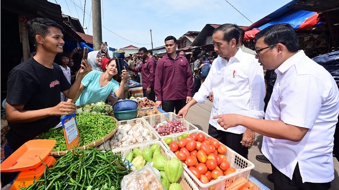 Presiden Jokowi Tinjau Pasar Senggol Dumai, Pastikan Stabilitas Harga Sembako