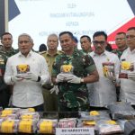 Dansatgas Pamtas RI-Mly Yonarmed 16/TK Hadiri Penyerahan Barang Bukti Sabu 21,2 Kg Dan Lima Tersangka Kepada BNN RI