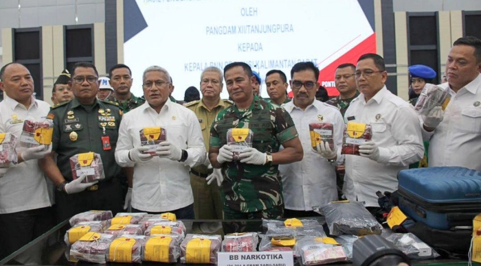 Dansatgas Pamtas RI-Mly Yonarmed 16/TK Hadiri Penyerahan Barang Bukti Sabu 21,2 Kg Dan Lima Tersangka Kepada BNN RI