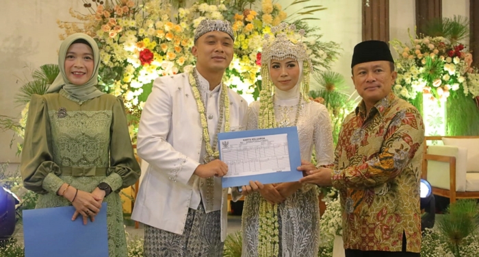 Sekda Kab.Kuningan Dokumen Paduka bagi Pengantin di Kuningan