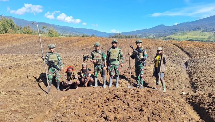 Habema Soldiers Distribute Free Plant Seeds Happily Welcomed by Wako Farmers