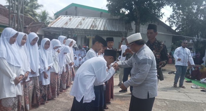 Pondok Pesantren Faturhman Desa Binangun Kota Banjar mengelar acara Khatmil Qur'an dan Pengajjian Bulanan Banjar,LINTAS PENA---Pondok Pesantren Faturhman Kota Banjar mengelar acara Khatmil Qur'an dan Pengajjian Bulanan yang dilaksanakan di halaman Pondok Pesantren Faturhman Desa Binangun Kecamatan Pataruaman kota Banjar. Minggu(23/06). Acara dihadiri oleh Bacalon Wali kota Banjar dan Wakilwali Kota Banjar Pilkada 2024-2029. H Bambang Hidayah, Kepala Desa Binangun, Kepala kecamatan Pataruaman, Kepala Desa mulyasari. Bhabinkamtibmas, dan para undangan, Tokoh masyarakat yang berantusias menghadiri kegiatan pengajian. Pimpinan Pondok Pesantren Faturhman KH. Saefudin menyambut hangat kedatangan H. Bambang Hidayah serta beberapa santri ikut sigap menyalami H. Bambang Hidayah sebagai salah satu tamu undangan dalam acara Khatmil Qur'an dan pengajian bulanan tingkat Kecamatan Pataruman Kota Banjar. Acara dibuka dengan membacakan ayat Suci Al-Quran tadarusan Al-Quran menciptakan suasana yang penuh dengan kedamaian yang mengawali acara tersebut. KH. Nonof Hanafi sebagai mubalig menyampaikan pesan moral sebagi nilai-nilai keagamaan terutama dalam hal sebagai kepemimpinan yang baik menurut islam, KH. Saifuddin mengajak kepada semua jemaaah yang hadir kurang lebih dari 1,200 jemaah untuk selalu memanjatkan do'a bersama kepada sang Pencipta Allah SWT agar masyarakat Kota Banjar khususnya diberikan selalu kemudahan disegala hal, dan semoga Kota Banjar juga mendapatkan berkah dengan terpilihnya pemimpin yang mampu mengamalkan nilai siddiq, amanah, tabligh dan fathonah sehingga nantinya dapat mewujudkan masyarakat Kota Banjar ke arah yang lebih Baik lagi (sejahtra) mari kita doa bacalon Wali Kota Banjar dan Wakil walikota Banjar 2024-2029 H. Bambang dapat terpilih menjadi pemimpin yang amanah, serta siap mensejahterakan masyarakat Kota Banjar. Ucapnya. H. Bambang Hidayah dalam kesempatan ini, di acara pengajian khatmil Qur'an dan Pengajian Umum tingkat Kecamatan Pataruaman. Memberikan santunan kepada anak yatim piatu pondok pesantren Faturhman sebanyak 40 orang. Santunan tersebut langsung diberikan oleh H. Bambang Hidayah. "Dengan rasa syukur bahagia bagi kita semua, dapat berbagi secara langsung kepada para Santri di pondok pesantren Faturhman Alhamdulillah karena rezdki kita ada milik orang lain, disana kita mesti selalu ingat untuk hal satu ini," Ujarnya. Lebih lanjut ia menjelaskan, bahwa salah satu Syarat untuk menjadikan Kota Banjar ke arah yang lebih baik, dimana seluruh masyarakatnya harus bisa hidup sejahtera. Dimana kita harus meningkatkan kualitas sumber daya manusia(SDM) yaitu melalui pemberian fasilitas pendidikan yang berkualitas yang merata kepada masyarakat Kota Banjar. Justru dengan adanya pendidikan di pondok pesantren ini akan menjadi salah satu untuk mewujudkan cita-cita warga masyarakat Banjar ke arah yang baik, saatnya kita sama-sama mari berjuang untuk Banjar yang arah yang lebih baik lagi masyarakat bisa hidup lebih sejahtera. Kata Bambang. Bambang juga berharap kepada Pemerintah Kota Banjar agar dapat turun tangan memberikan perhatian pada pelaksanaan pendidikan dipondok pesantren yang ada di Kota Banjar khususnya. Dengan adanya kegiatan ini juga bertujuan untuk, selalu meningkatkan keimanan serta untuk memperkuat ukhuwwah islamiyah yang ada di antara kita semua. Acara Khatmil Qur'an dan pengajian tersebut ditutup dengan doa bersama memohon keberkahan kita semua, kesehatan dan kelancaran para jemaah dan masyarakat. Doa di panjat kan dengan rasa penuh syukur dengan lancar serta penuh hikmah.ucapnya.(AJAT SUDRAJAT)***