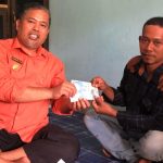 Warga Desa Jajawar menerima Bantuan Langsung Tunai (BLT)