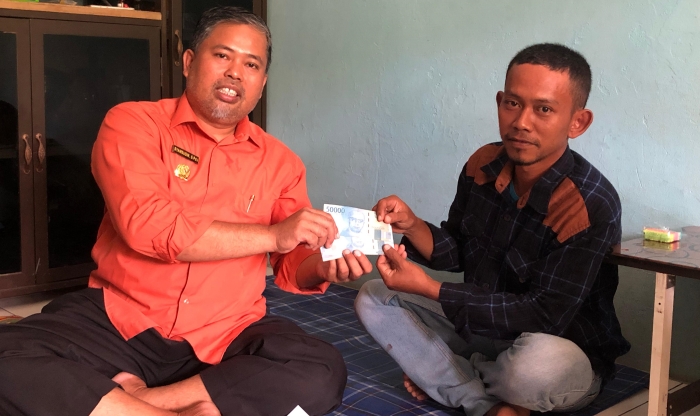 Warga Desa Jajawar menerima Bantuan Langsung Tunai (BLT)