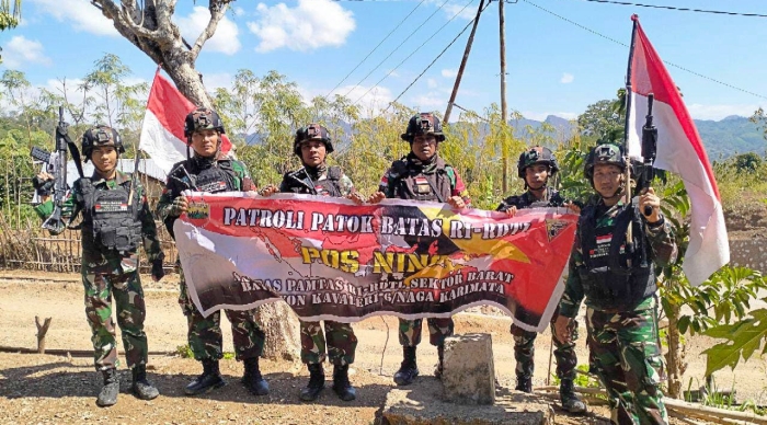 Satgas Yonkav 6/Naga Karimata Laksanakan Patroli Patok Dalam Jaga Kedaulatan Negara