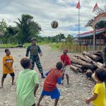 Pasukan TNI Bangkitkan Semangat Anak-Anak Krepkuri Dengan Bermain Bola Voli