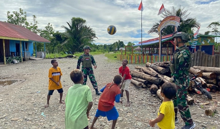 Pasukan TNI Bangkitkan Semangat Anak-Anak Krepkuri Dengan Bermain Bola Voli