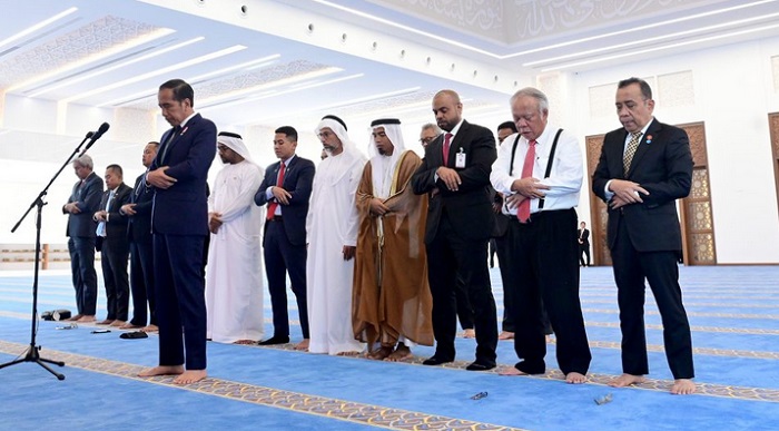 Momen Presiden Jokowi Salat di Masjid Presiden Joko Widodo Abu Dhabi