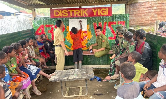 Satgas TNI Peduli Melalui Papua Pintar Bagi Anak-Anak Yigi