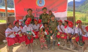 Peringatan Hari Anak, Satgas TNI Ajak Anak-Anak Mayuberi Belajar Tekun