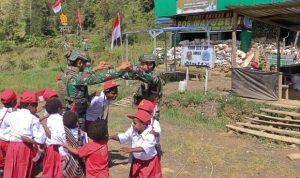 Commemorating Children Day, TNI Task Forces Invited Mayuberi Children To Study Diligently