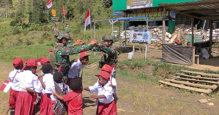 Commemorating Children Day, TNI Task Forces Invited Mayuberi Children To Study Diligently