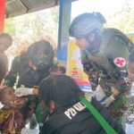 Satgas Yonif 323 Buaya Putih Cegah Polio Dengan Imunisasi di Pedalaman Papua