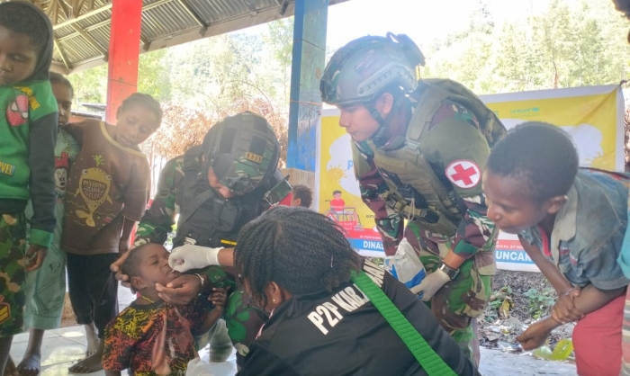 Satgas Yonif 323 Buaya Putih Cegah Polio Dengan Imunisasi di Pedalaman Papua