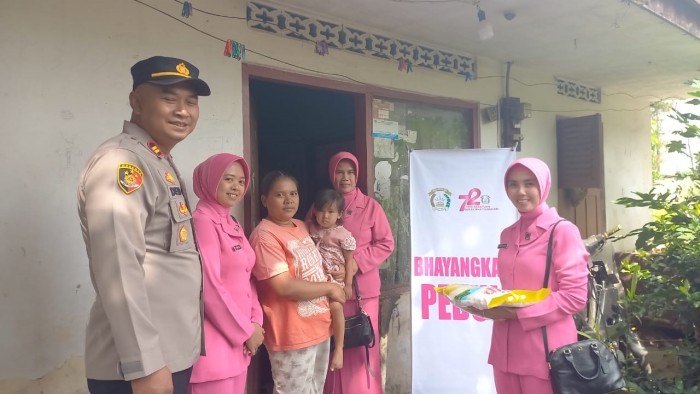 Peduli Stunting Kapolsek Tawang Polres Tasikmalaya Kota Beserta Bhayangkari, Berikan Bantuan Sosial.