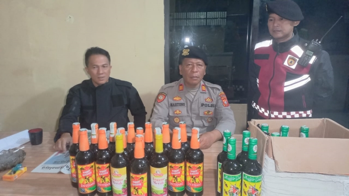 Grebek Rumah Kontrakan di Bungursari, Polres Tasikmalaya Kota Berhasil Amankan Ratusan Botol Miras