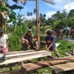 Sinergi Bersama Rakyat, Babinsa Koramil Mapurujaya Kerja Bakti Bangun Rumah Warga