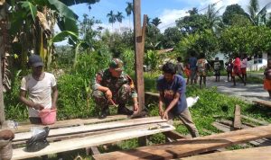 Sinergi Bersama Rakyat, Babinsa Koramil Mapurujaya Kerja Bakti Bangun Rumah Warga