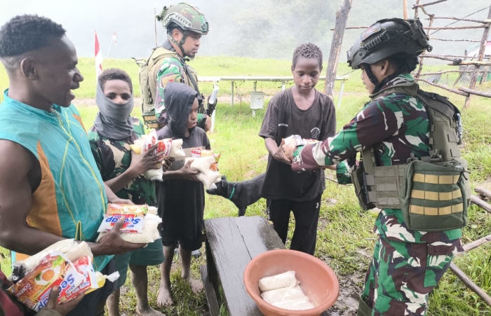 Gerakan Imanuel Satgas TNI Penuhi Sembako Warga Mbuwa